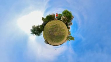 Küçük bir gezegende küçük bir kadın çalışıyor.