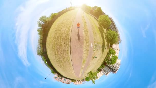 Μικρό πλανήτη με μικρή γυναίκα τρέχει στο ηλιοβασίλεμα — Αρχείο Βίντεο
