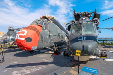 San Diego, Kaliforniya, ABD - Temmuz 2018: H-34 SEABAT ve Kaman SH-2 Seasprite, 1960 'ların denizaltı karşıtı helikopterleri. USS Midway Amiral Battı Müzesi. Vietnam Savaşı helikopterleri.
