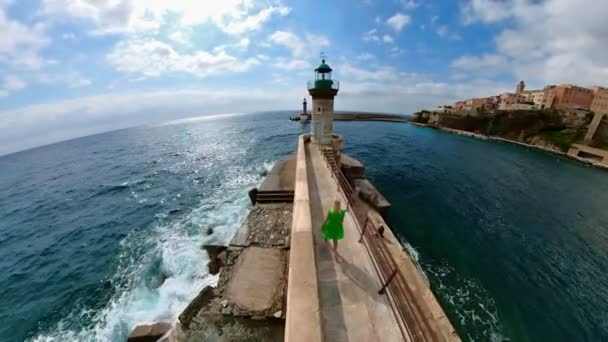 Horní Pohled Turistku Kráčející Molu Přístavu Bastia City Majáku Ostrově — Stock video