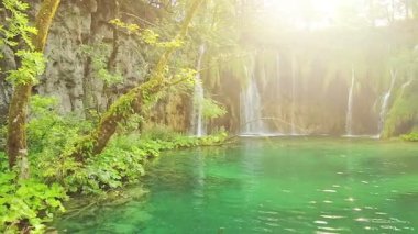 Hırvatistan 'ın Lika bölgesindeki Plitvice Gölleri Ulusal Parkı' ndaki Galovacki Buk şelalesinin gökkuşağı ve iskelesinde. Hırvatistan 'ın UNESCO Dünya Mirasına Plitvicka Jezera adı verildi. Yavaşlama Hareketi