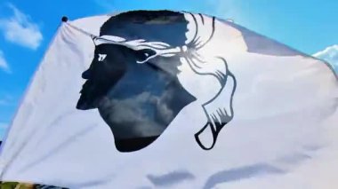 Fransa 'daki Korsika adasının ulusal bayrağını yakın çekiyoruz. Bulutlu arka planda güneş ışığı. 360 drone görünümü.