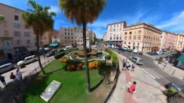 Ajaccio, Korsika, Fransa - Haziran 2022: Napolyon heykeli ile Foch Meydanı 'nın havadan görüşü. Ajaccio 'nun başkenti Korsika Adası. HYPER-LAPSE.
