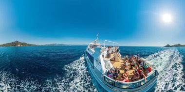 Korsika, Fransa - Haziran 2022: Fransa 'nın Korsika kentindeki Ajaccio kasabasından Sanguinaires adalarına turistik gezi. Akdeniz 'de tatil yapan turistlerle dolu Nave-Va yolcu gemisi..