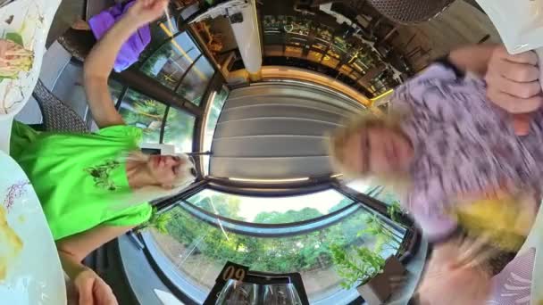 Hyper Lapse Нижній Вигляд Столу Парою Їжі Японському Ресторані Урамакі — стокове відео