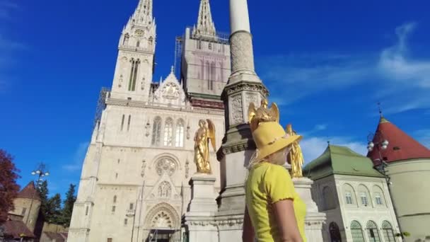 Elegant Woman Hat Square Zagreb Cathedral Zagreb City Capital Croatia — Stock Video