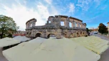 Pula, Istria, Hırvatistan - Ağustos 2022: Amfiteatr veya Pula Kolezyumu, Hırvatistan 'ın Pula kentinde iyi korunmuş bir Roma amfitiyatrosu. MÖ 27 - M.S. 68 yılları arasında Pula 'daki Antik Roma İmparatorluğu arenası. BİR SONRA