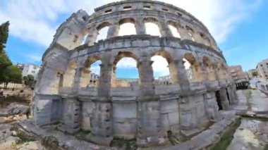 Pula, Hırvatistan - Ağustos 2022: Pula Amphitiyatrosu, Hırvatistan 'ın Pula kentinde iyi korunmuş bir Roma amfitiyatrosudur. MÖ 27 'de Roma İmparatorluğu tarafından büyük bir arena inşa edildi.