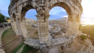 Pula Amfitiyatrosu (ayrıca Pula Kolezyumu olarak da bilinir), Hırvatistan 'ın Pula kentinde iyi korunmuş bir Roma amfitiyatrosu. MÖ 27 yılında Roma İmparatorluğu tarafından 68 yılında antik bir arena inşa edildi..