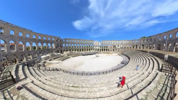 Toeristische Vrouw Het Pula Amfitheater Colosseum Van Pula Een Goed — Stockvideo