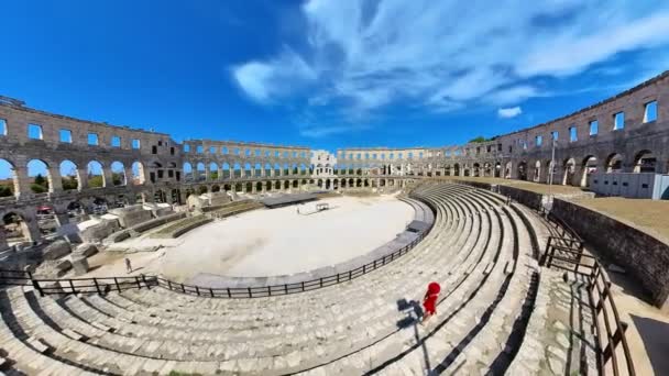 Toeristische Vrouw Pula Amfitheater Colosseum Van Pula Een Goed Bewaard — Stockvideo