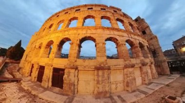 Pula Amfitiyatrosu (ayrıca Pula Kolezyumu olarak da bilinir), Hırvatistan 'ın Pula kentinde iyi korunmuş bir Roma amfitiyatrosu. MÖ 27 yılında Roma İmparatorluğu tarafından 68 yılında antik bir arena inşa edildi..