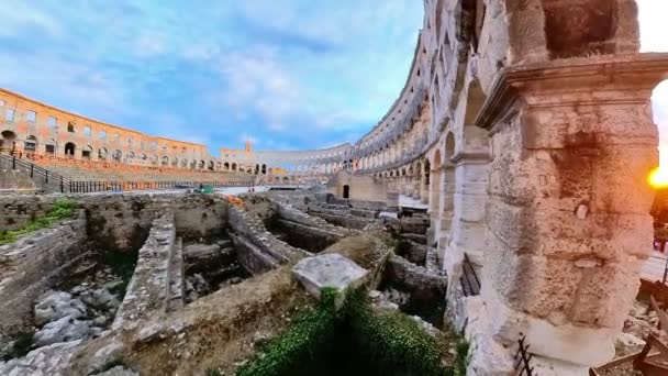 プーラの日没円形劇場またはプーラのコロシアムは クロアチアのイストリア プーラにある保存状態の良いローマ円形劇場です 紀元前27年から紀元前68年にかけて建設された古代ローマ帝国のアリーナ — ストック動画