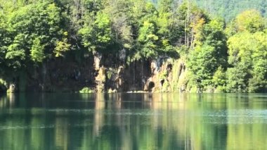 Lika bölgesindeki Plitvice Gölleri Ulusal Parkı 'nda küçük şelaleli Galovac Gölü. UNESCO Dünya Mirası.