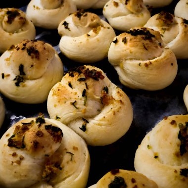 Sarımsaklı çörekler, yakın plan.