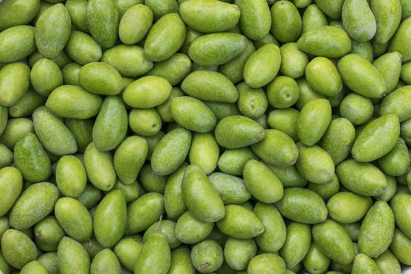 Primo piano olive, olive verdi, sfondo alimentare, alimenti biologici, sfondo di olive. — Foto Stock