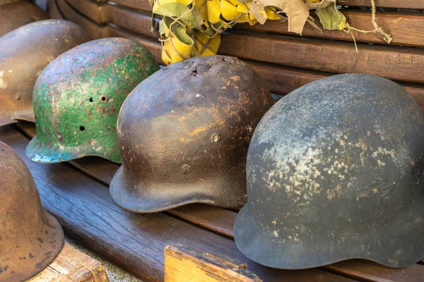 Cascos de primer plano, cascos de guerra, cascos militares viejos. — Foto de Stock