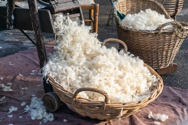 Lana di pecora in cestini di vimini, lana rasata. — Foto Stock