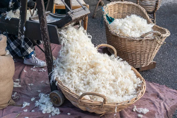Lã de ovelha em cestos de vime, lã rapada. — Fotografia de Stock
