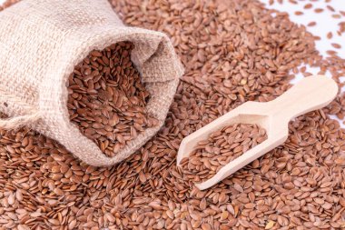  Keten tohumu yakın, keten tohumu tahta kaşıkta ve keten torbada..