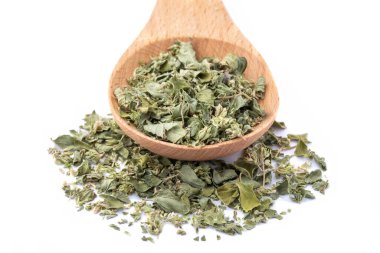 Beyaz arka planda izole edilmiş ahşap bir kaşıkta kurutulmuş mermer. Yakın plan.