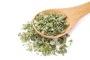 Beyaz arka planda izole edilmiş ahşap kaşıkta kurutulmuş marjoram, yakın plan, bitkiler.