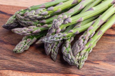 Ahşap arka planda bir sürü kuşkonmaz. Organik yiyecekler. Yemek arkaplanı. Yüksek kalite fotoğraf