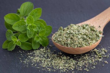 Siyah arka planda kurutulmuş marjoram, taze kekik yaprakları, baharat. Organik yiyecekler. Yemek arkaplanı. Alternatif tıp. Sağlıklı beslenme. Yüksek kalite fotoğraf