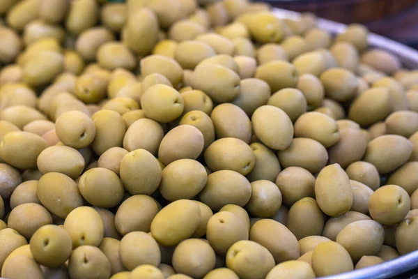 Primo piano olive, olive verdi, sfondo cibo, alimenti biologici, sfondo olive. — Foto Stock