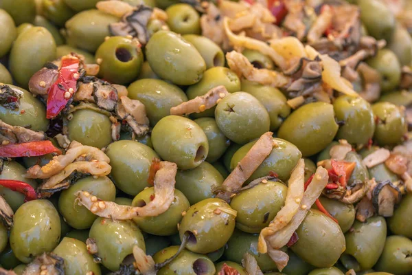 Primo piano olive denocciolate, in cucina italiana, Campagnola, olive verdi, sfondo cibo, cibo biologico, sfondo olive. — Foto Stock