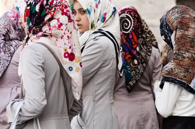 İstanbul, Türkiye; 25 Mayıs 2013: Gri ceketli Müslüman kadınlar.