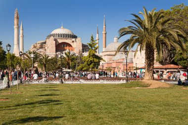 İstanbul, Türkiye; 25 Mayıs 2013: Sultan Ahmet parkından Ayasofya manzarası.