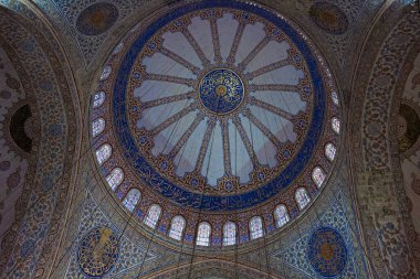 İstanbul, Türkiye; 25 Mayıs 2013: Mavi Cami 'nin ana kubbesinin iç görünümü.