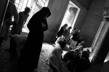 İstanbul, Türkiye; 25 Mayıs 2013: Mavi Cami 'deki özel bölgede namaz kılan kadınlar.