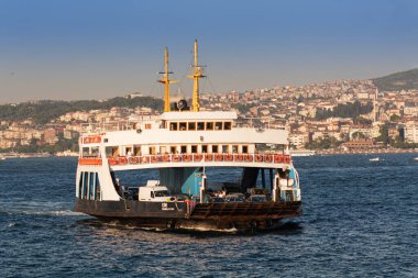 İstanbul, Türkiye; 25 Mayıs 2013: Feribot İstanbul Boğazı 'nın iki yakası arasında otomobil taşıyor.
