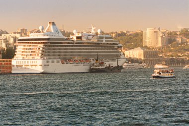 İstanbul, Türkiye; 24 Mayıs 2013: Yolcu yolcu gemisi kente yanaştı.