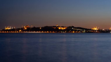 İstanbul, Türkiye; 25 Mayıs 2013: İstanbul Boğazı 'nın doğu kıyısından ufuk çizgisi görünümü.