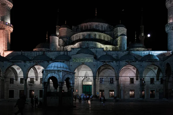 İstanbul, Türkiye; 24 Mayıs 2013: Geceleri Mavi Cami.