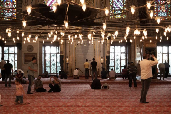 İstanbul, Türkiye; 25 Mayıs 2013: Mavi Camide namaz kılan Müslümanlar.