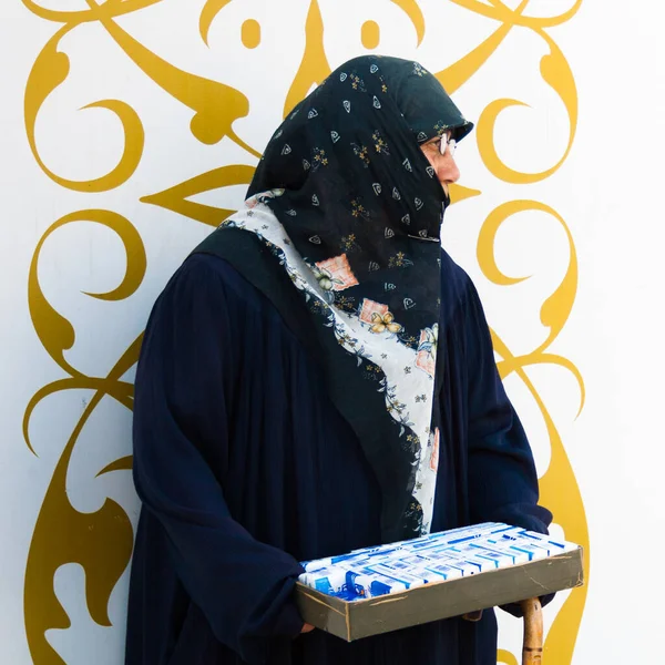 土耳其伊斯坦布尔 2013年5月25日 穿着经典穆斯林服装的组织女推销员 — 图库照片