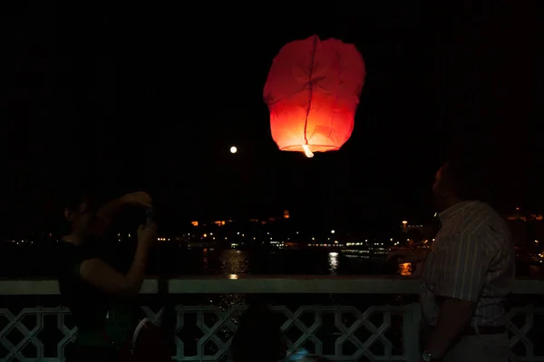 İstanbul, Türkiye; 25 Mayıs 2013: Galata köprüsü üzerinde kağıt balon serbest.