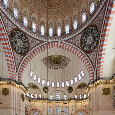 İstanbul, Türkiye; 27 Mayıs 2013: Süleyman Camii 'nin tavanının iç görünümü.
