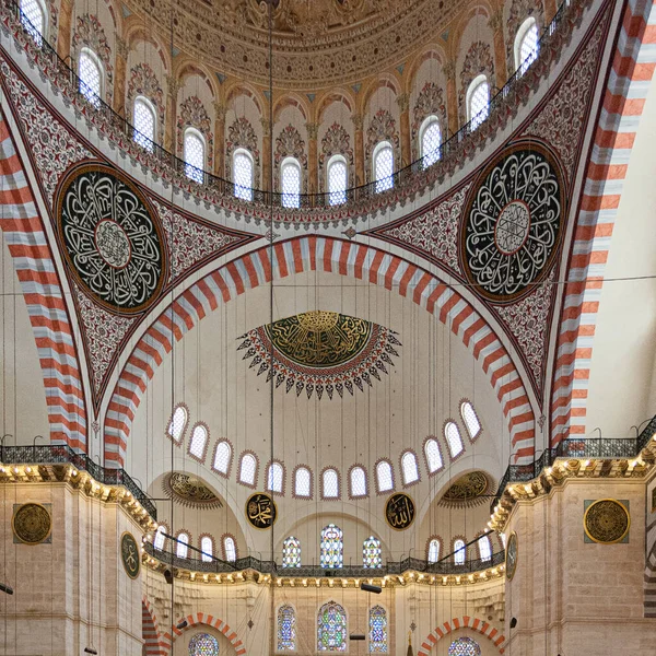 İstanbul, Türkiye; 27 Mayıs 2013: Süleyman Camii 'nin tavanının iç görünümü.