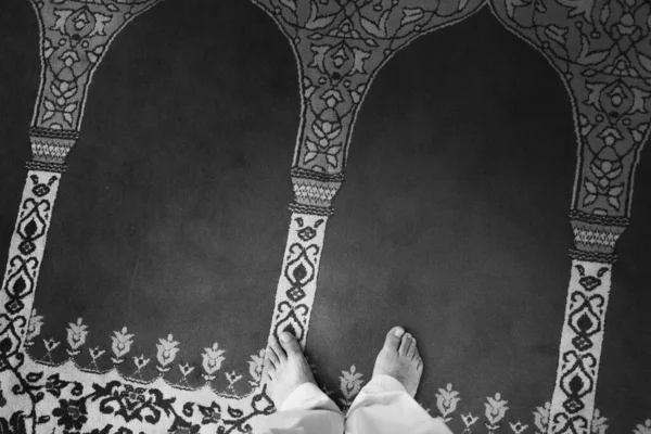 Istanbul Turkey May 27Th 2013 Bare Feet Mosque Carpet — Stock Photo, Image