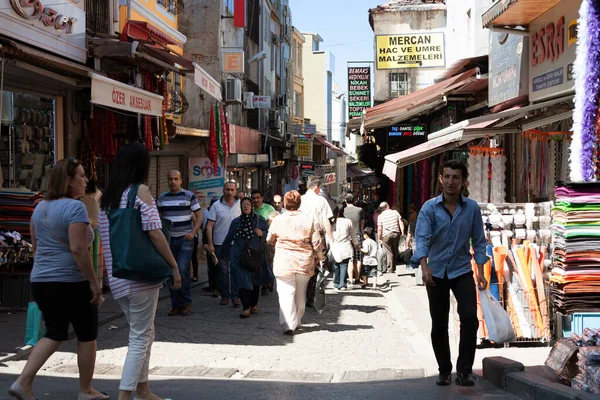 İstanbul, Türkiye; 27 Mayıs 2013: Sokaktaki insanlar pazarlar arasında.