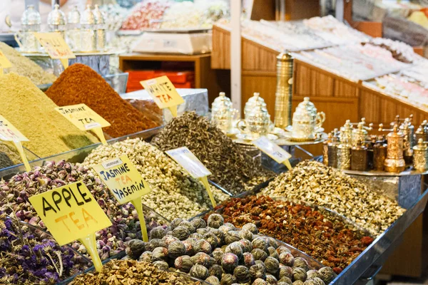 İstanbul, Türkiye; 27 Mayıs 2013: Baharat pazarında çay çeşitleri.