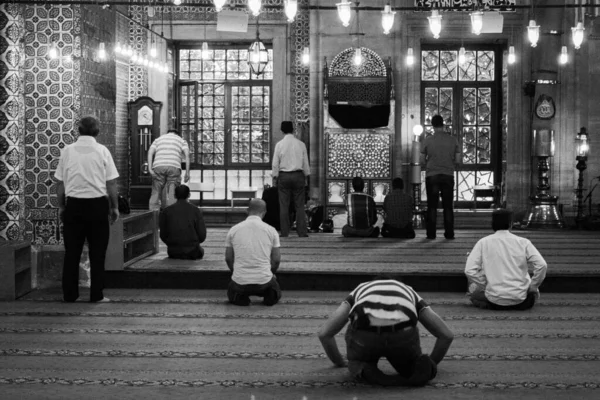 Estambul Turquía Mayo 2013 Musulmanes Rezando Nueva Mezquita —  Fotos de Stock