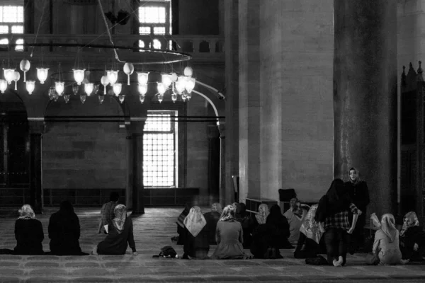 Istambul Turquia Maio 2013 Muçulmanos Rezando Mesquita Suleymaniye Fotos De Bancos De Imagens