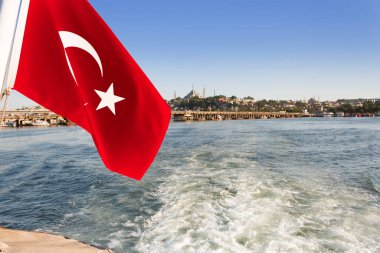 İstanbul, Türkiye; 26 Mayıs 2013: Bir geminin kıç tarafında Türk bayrağı.