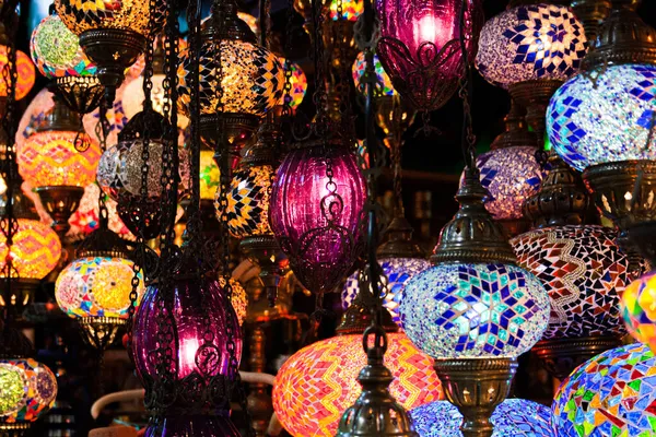 İstanbul, Türkiye; 27 Mayıs 2013: Grand Bazaar 'daki bir dükkanda Arap lambaları.